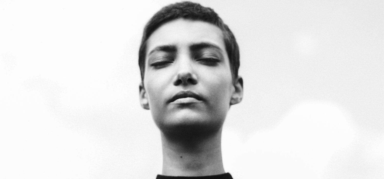 Donna in meditazione con cielo sullo sfondo