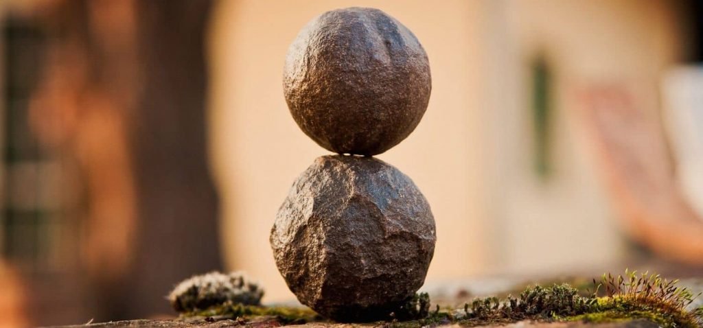 Due sfere di pietra sovrapposte rappresentano la meditazione come ricerca di equilibrio